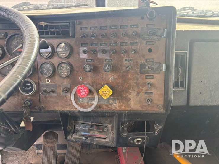 peterbilt-377-image-68