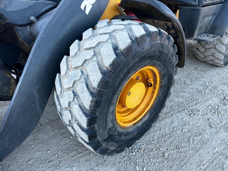 2011-deere-204k-image-13