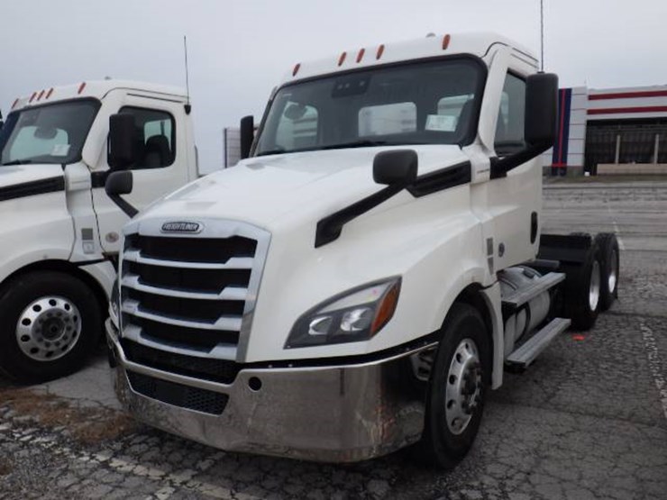 2020-freightliner-cascadia-126-image-1