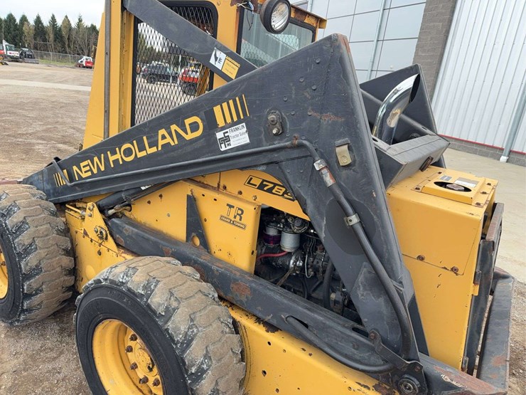 new-holland-l783-image-8