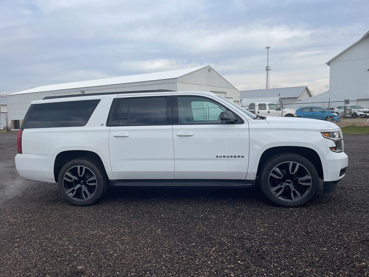 2019-chevrolet-suburban-image-4