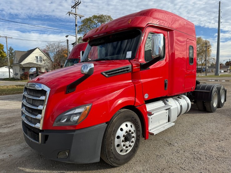 2019-freightliner-cascadia-126-image-1
