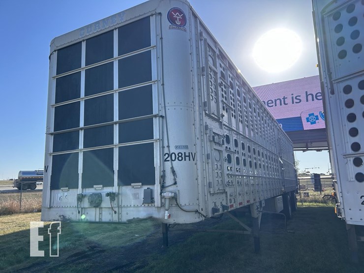 2019-wilson-livestock-trailer-image-1
