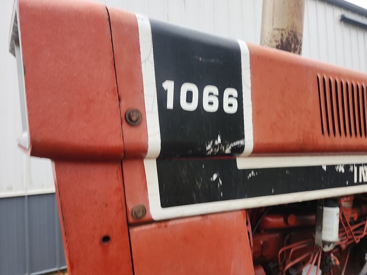 1976-ih-1066-diesel-tractor-image-2