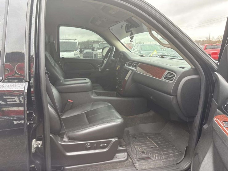 2011-chevrolet-tahoe-lt-image-20