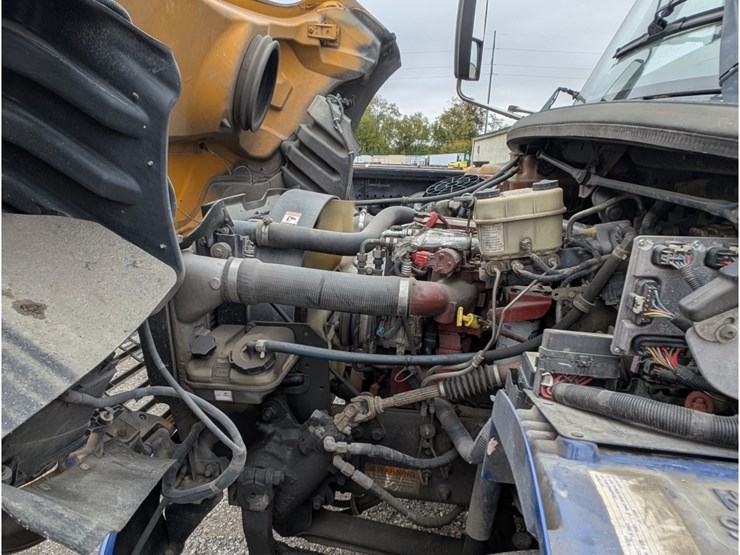 2012-freightliner-b2-image-13