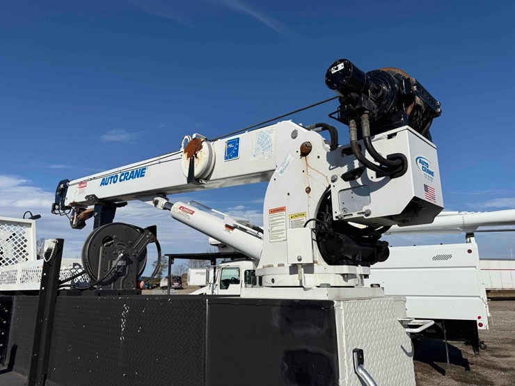 2017-freightliner-m2-106-image-13