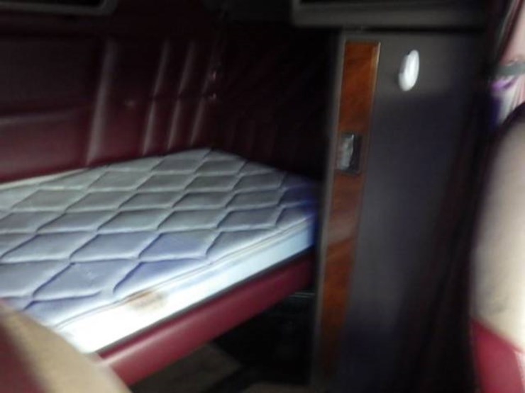 peterbilt-389-image-5