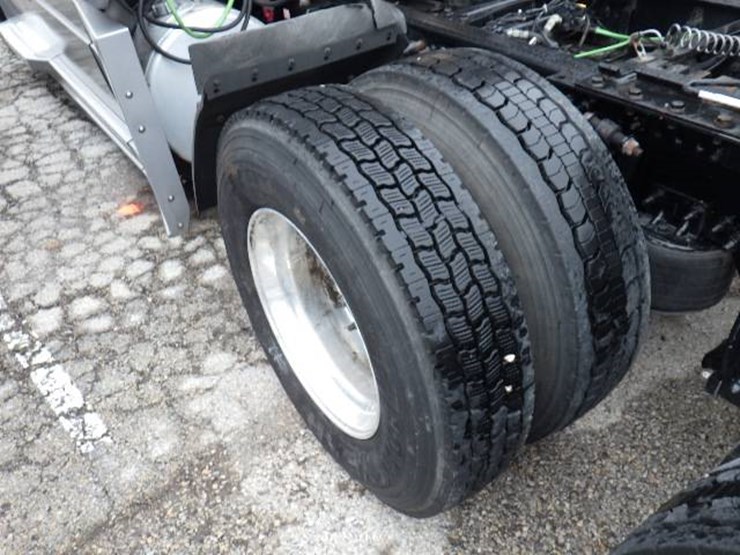 2019-freightliner-cascadia-126-image-17