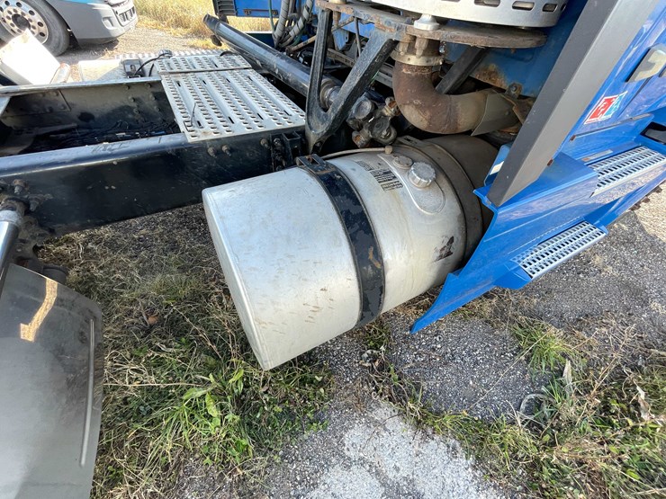 #202-•-2015-volvo-semi-tractor-(has-wi-title)-(denmark,-wi)-image-40