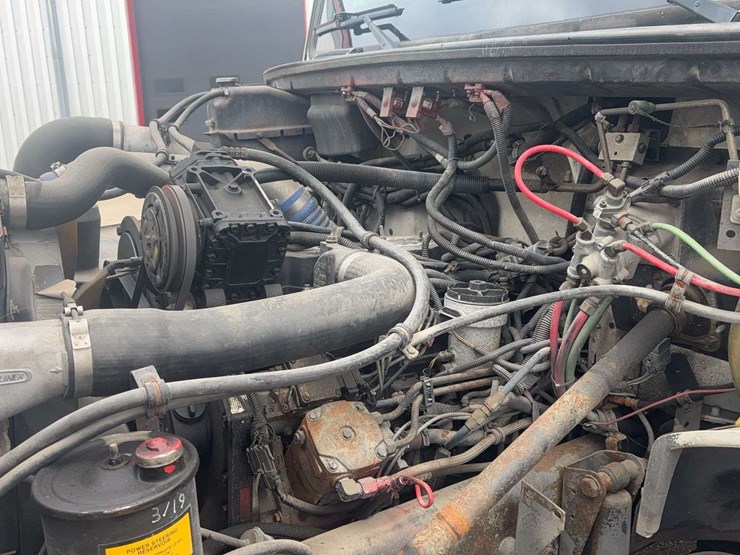 1999-freightliner-fl70-image-29