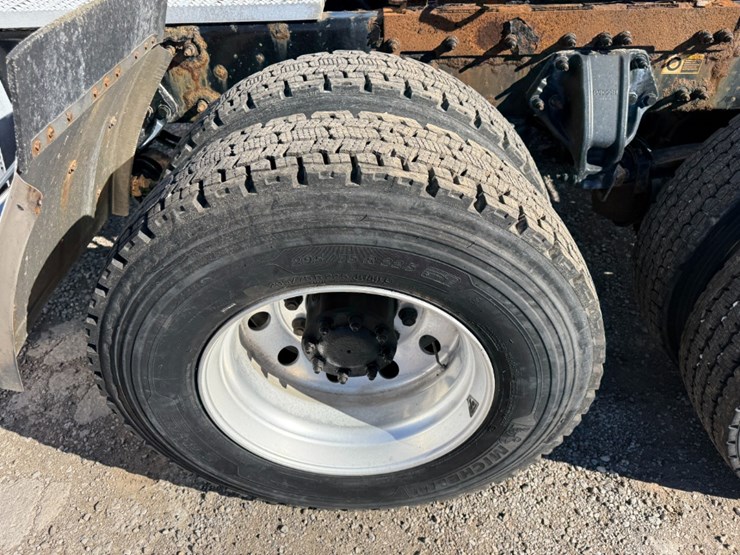 2015-peterbilt-579-image-7