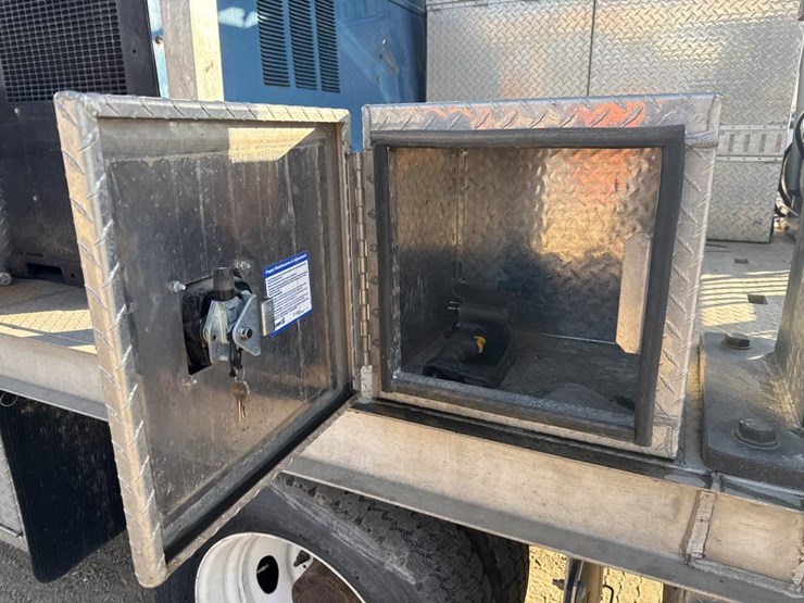 2006-ford-f550-image-25