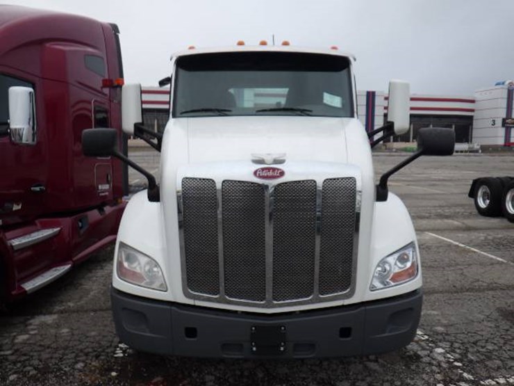 2019-peterbilt-579-image-2