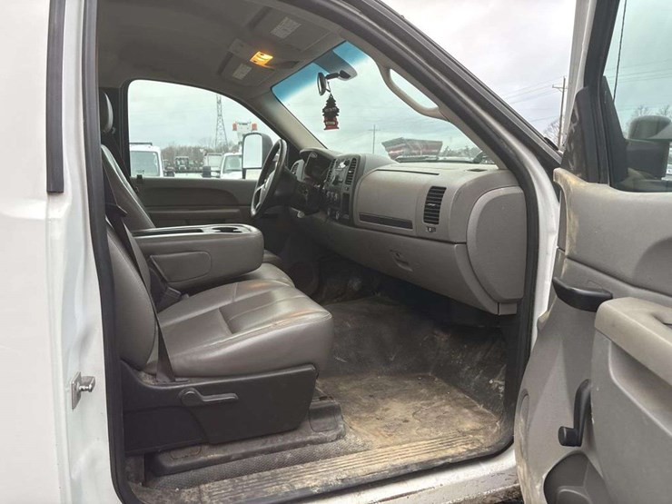 2012-chevrolet-silverado-2500-image-22