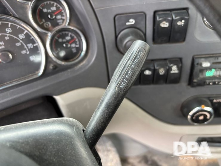 peterbilt-579-image-77