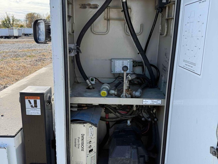 2017-freightliner-m2-106-image-15