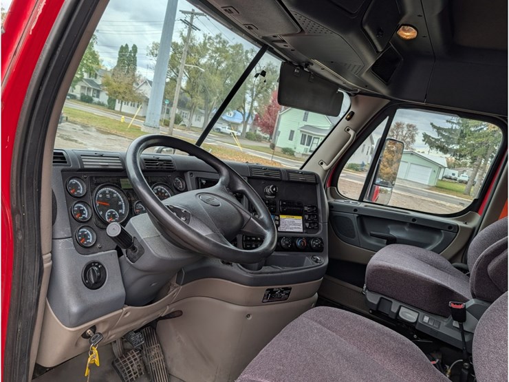 2019-freightliner-cascadia-125-image-21