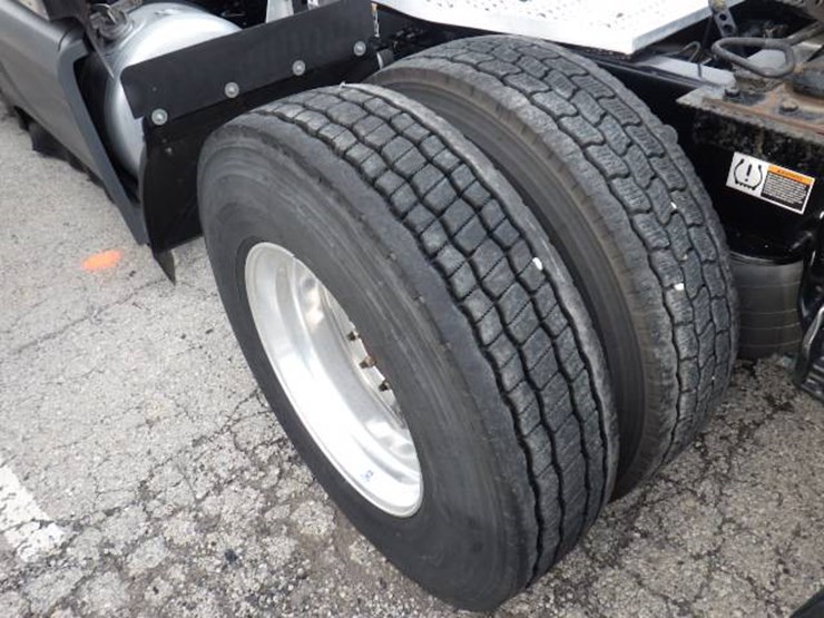 peterbilt-579-image-18