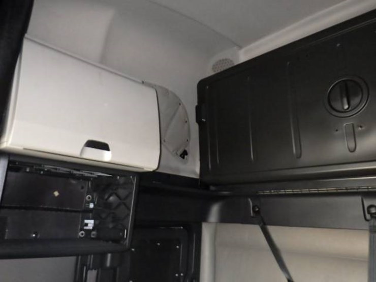 2021-freightliner-cascadia-126-image-25