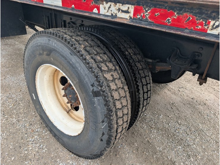 2014-freightliner-m2-106-image-11