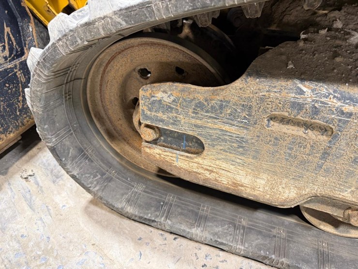 2021-deere-317g-image-13