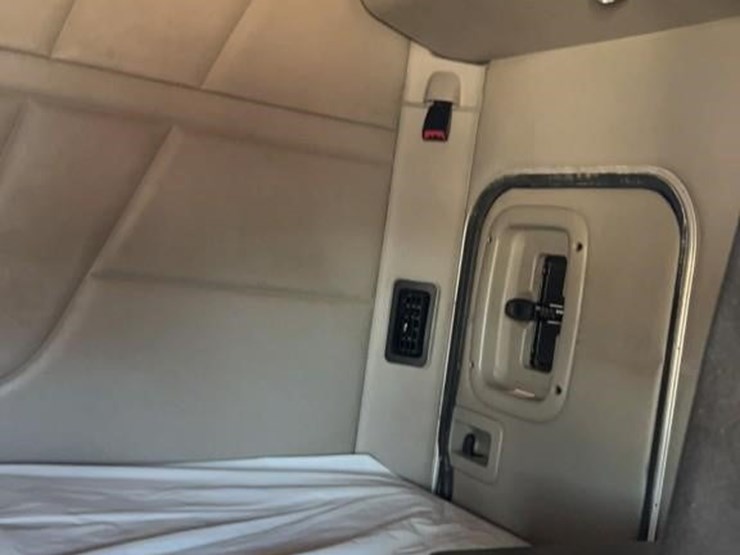 2019-peterbilt-567-image-21