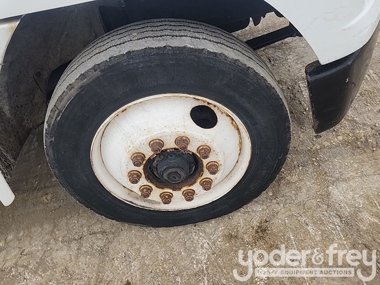 2001-freightliner-fl60-image-8