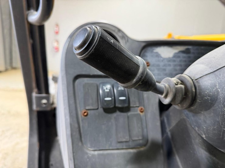 2015-jcb-525-image-23