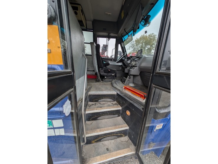 2012-freightliner-b2-image-15