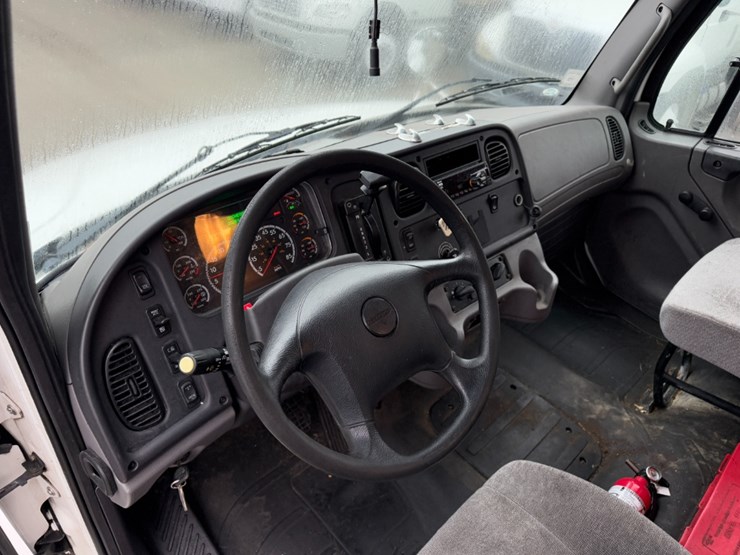 freightliner-m2-106-image-17