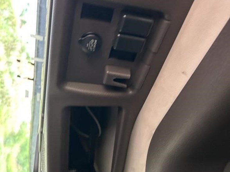 2015-volvo-vnl42t670-image-25