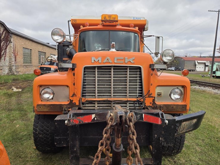 mack-rd690s-image-9