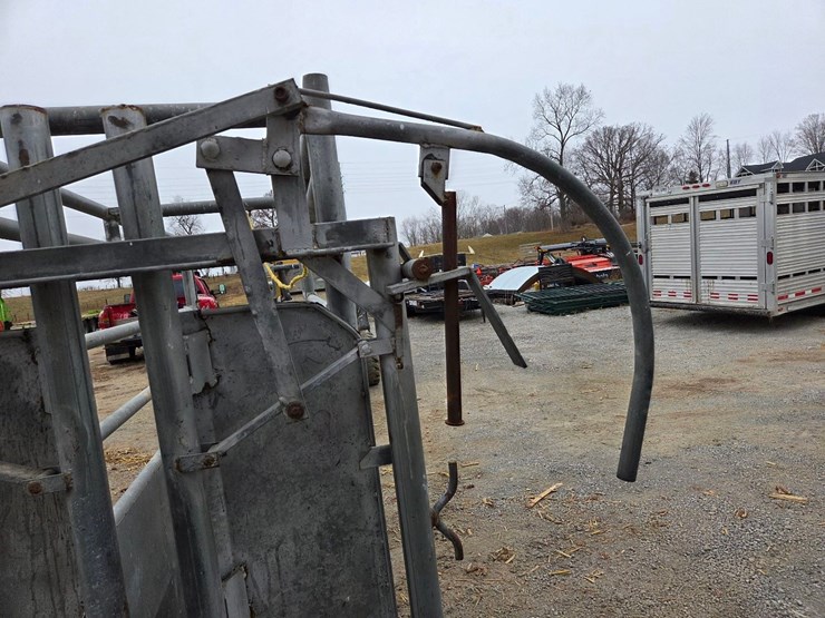 cattle-chute-w/-palpation-cage-image-27