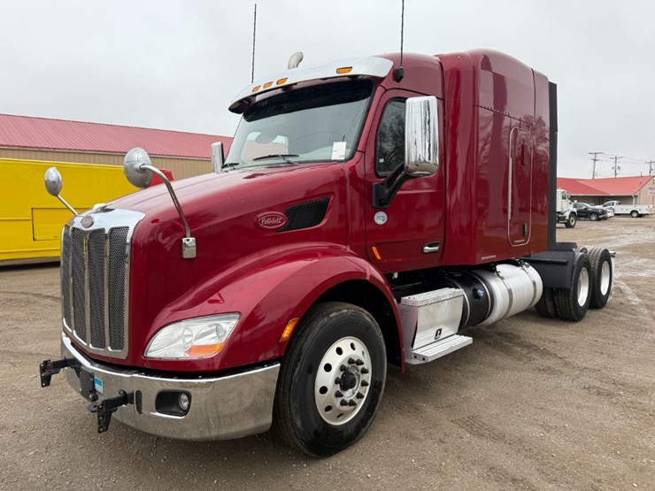 2020-peterbilt-579-image-1