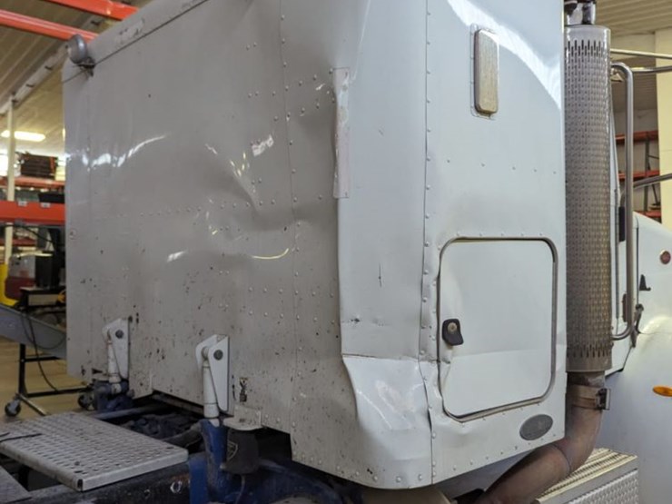 2009-peterbilt-365-image-7