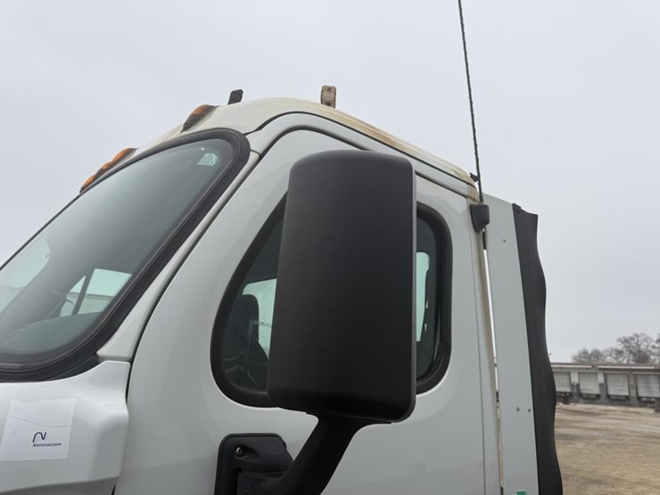 #1175-•-2016-freightliner-cascadia-day-cab-truck-tractor-image-20