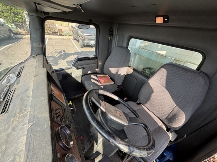 2001-kenworth-t300-image-33