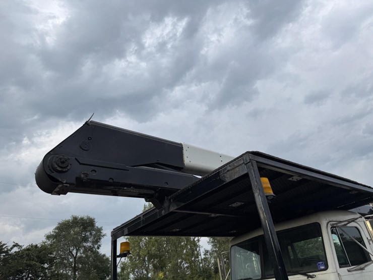 peterbilt-330-image-31