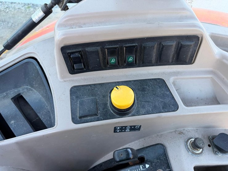 2016-kubota-m8560-image-30