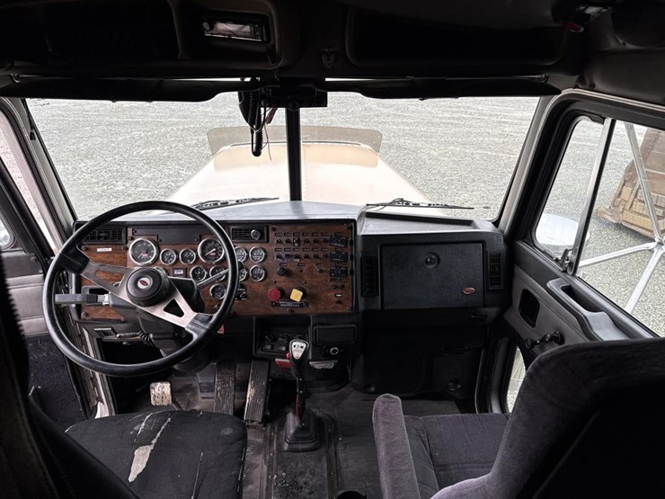 1999-peterbilt-379-image-90