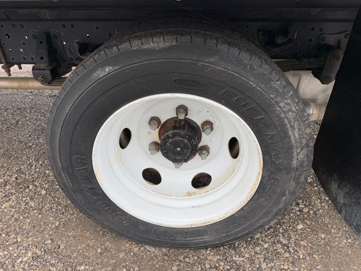 2023-isuzu-npr-image-7