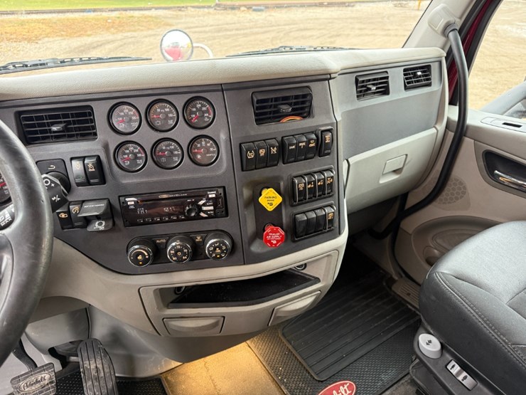 2020-peterbilt-579-image-27