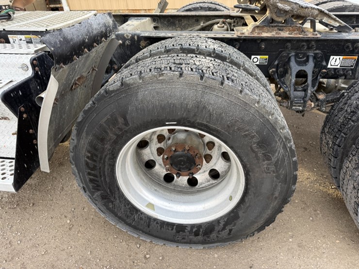 2019-kenworth-t880-image-10