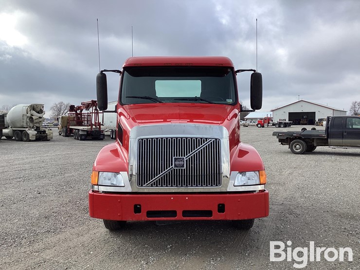 2002-volvo-vnl-t/a-truck-tractor-image-2