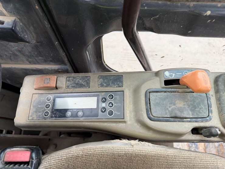 case-cx160b-image-35