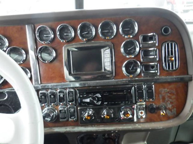peterbilt-389-image-23