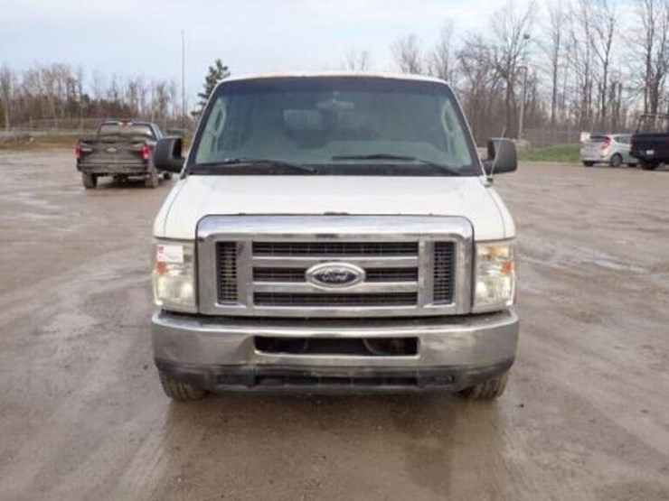 2010-ford-e350-xlt-image-2