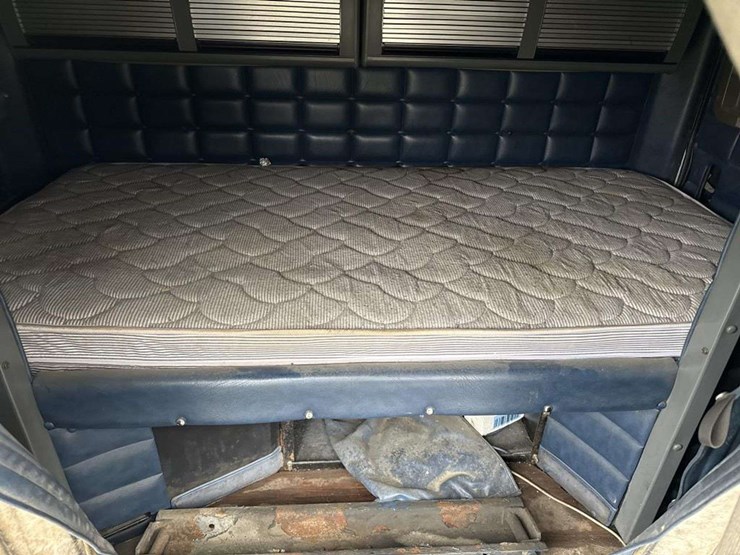 1993-peterbilt-379-image-4