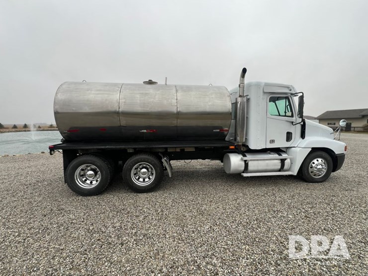 1999-freightliner-flc120-image-11